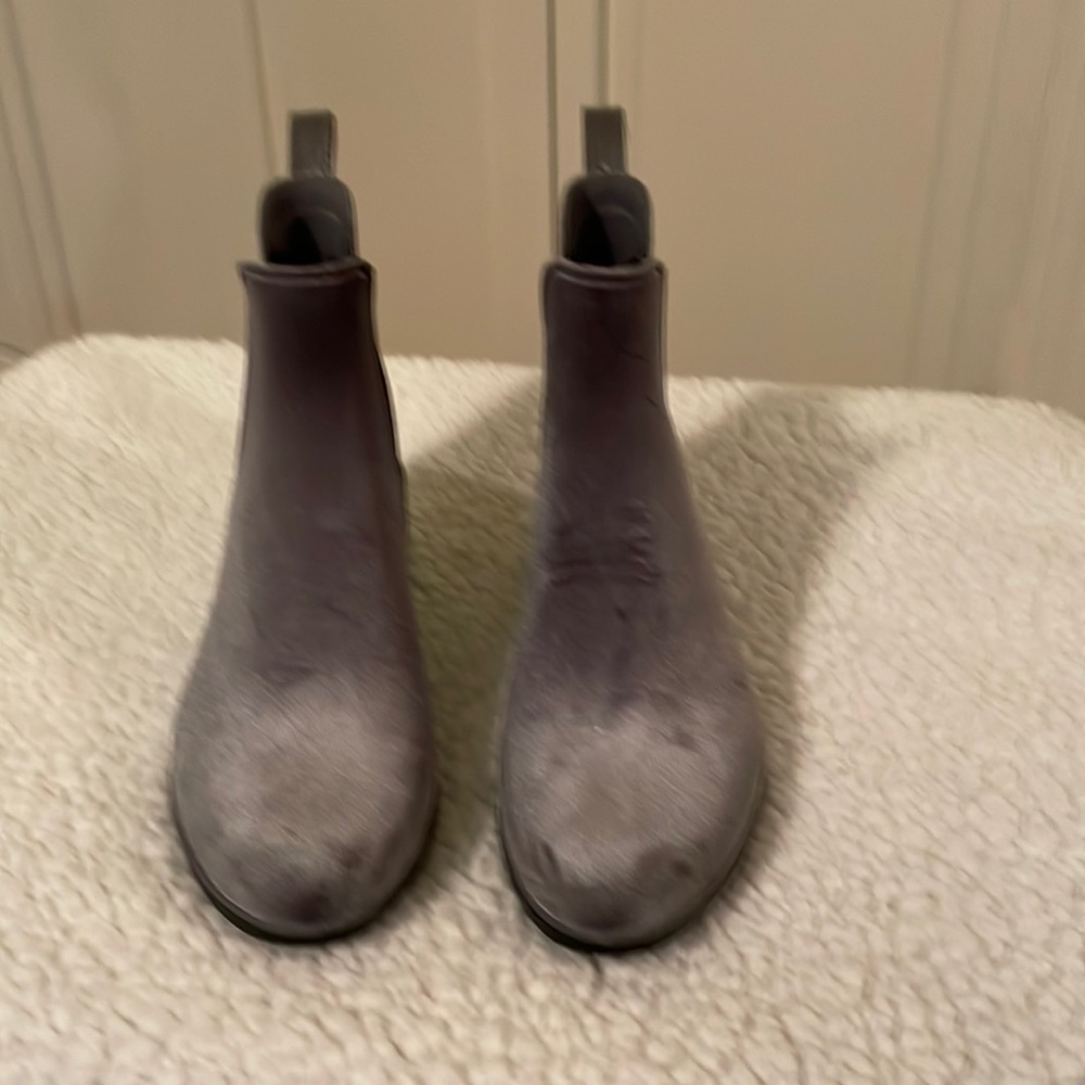 Rain booties size 6 only worn a few times. In good condition